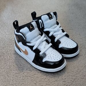 Jordan 1 Toddler Mid SE (TD) Sneakers in Black/Metallic Gold White